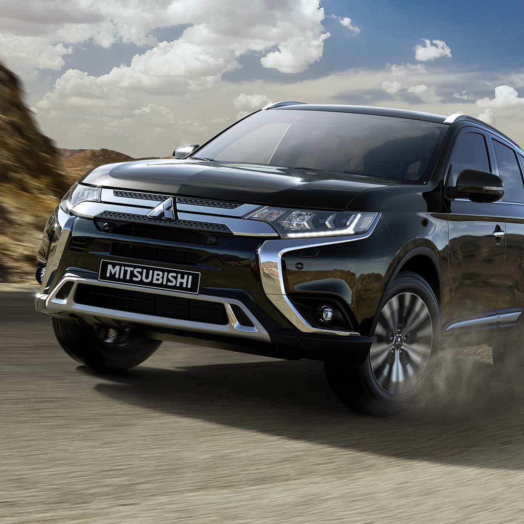 Outlander fahrend in der wueste